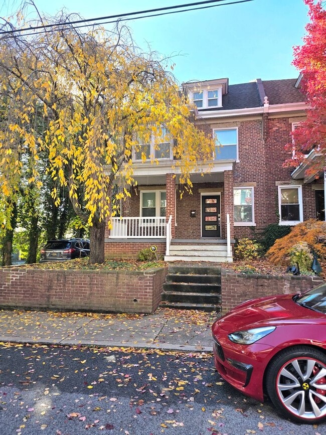 Building Photo - Gorgeous one of a kind 5 bedroom home fully updated