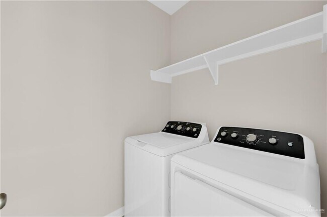 Building Photo - 23 Sereno St