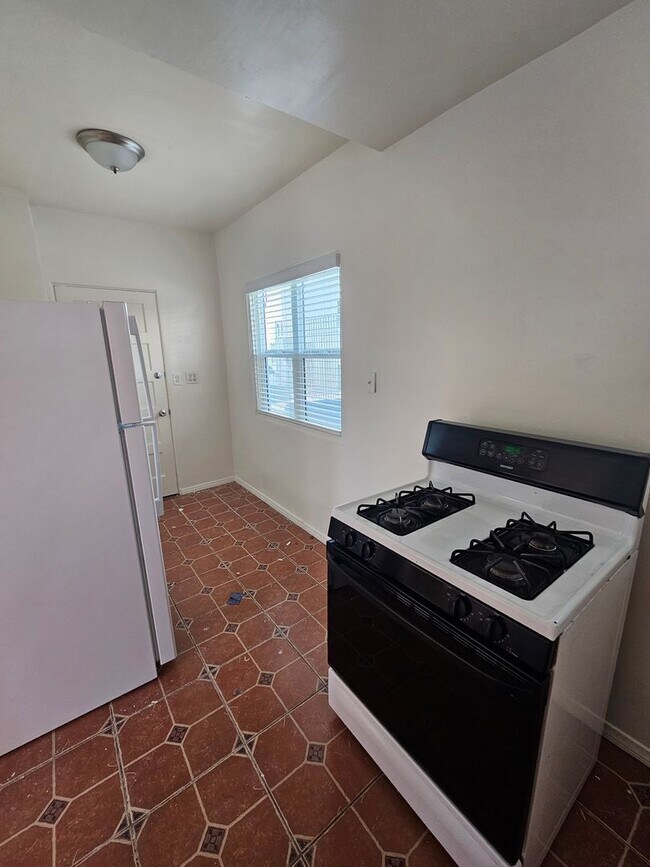 Building Photo - Cute 1BR in Golden Hill with $595.00 MOVE_...
