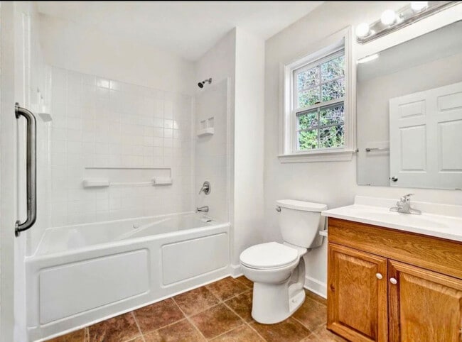 Building Photo - 305 S Calhoun St