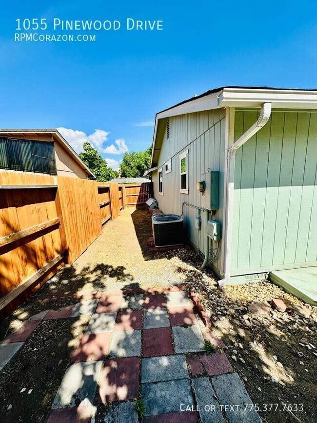 Building Photo - 1055 Pinewood Dr