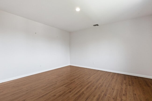 Building Photo - 2 Larissa Ln