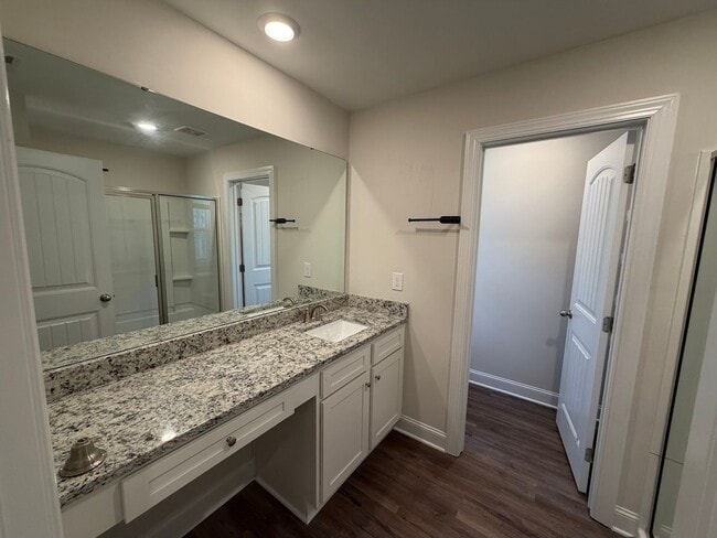 Building Photo - Spacious townhome in Riverwalk