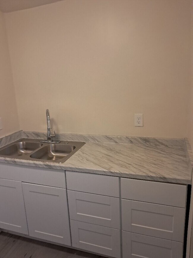 Building Photo - 818 E Rte 66