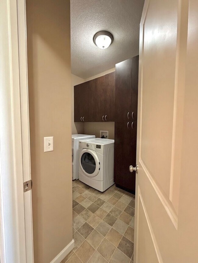 Building Photo - Rare 4 Bedroom End Unit Townhome in The Beautiful Stonemill Farms of Woodbury