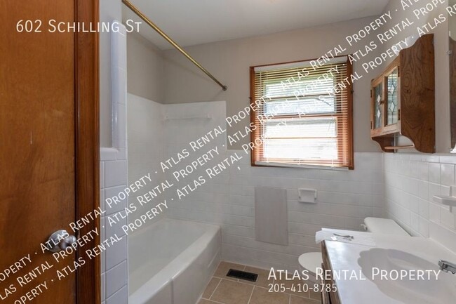 Building Photo - 602 Schilling St