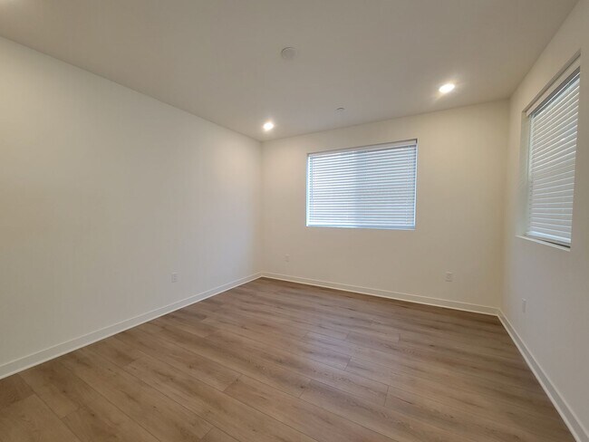 Building Photo - Two-bedroom, two-and-a-half-bath tri-level townhouse located in Arcadia, CA