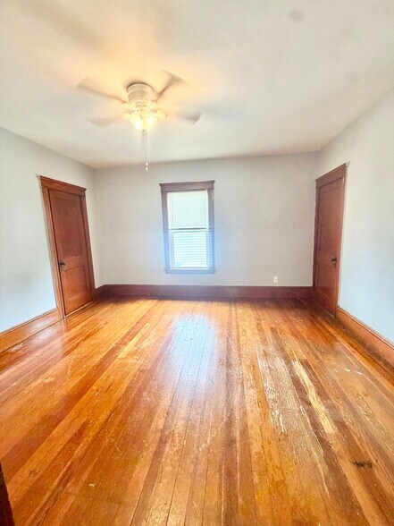 Building Photo - 212 Welles St
