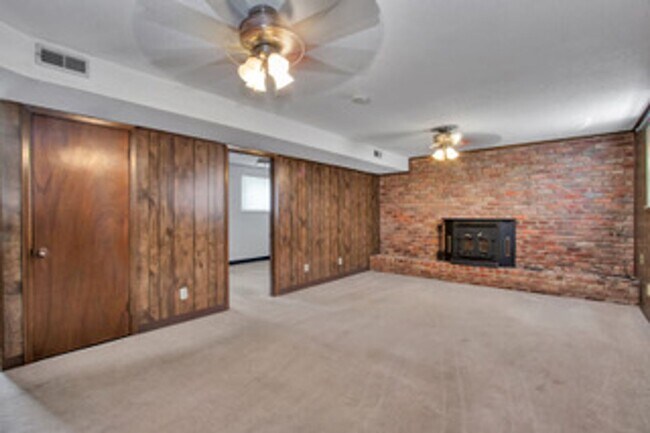 Building Photo - Knoxville 37934 - Split-level Home with 4 Bedrooms, 2 Baths & a 2-car garage. Call Lisa Vineyard ...