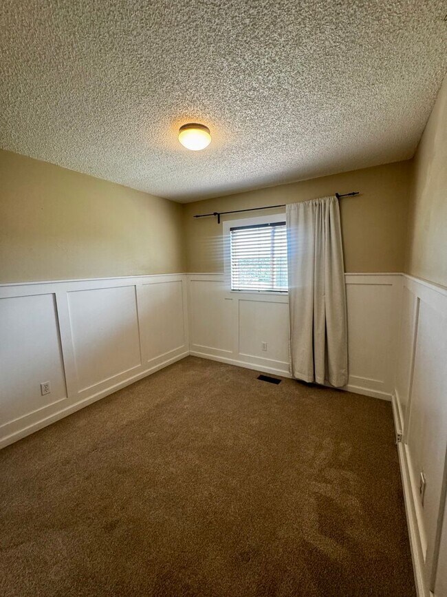Building Photo - 3 Bedroom Tri-level in Briargate