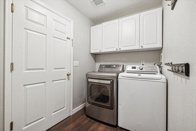 Building Photo - Wonderful 3 bedroom, 3.5 bath home in High...