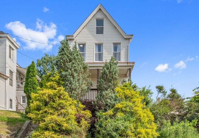 Building Photo - Newly Renovated 2 Bedroom Home With Bonus ...