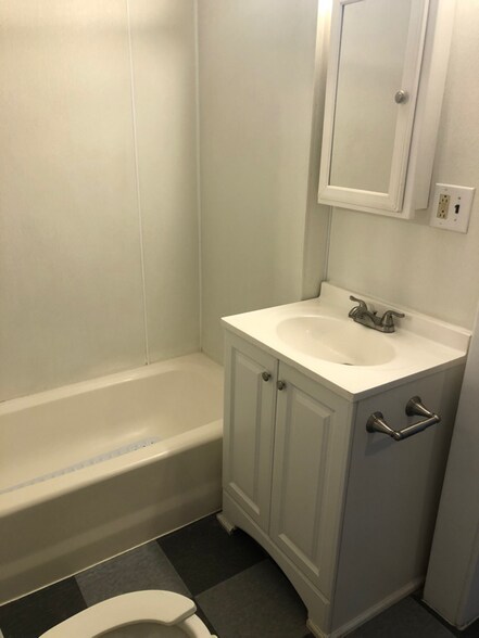 Building Photo - 12 Arch St