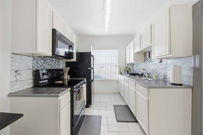 Building Photo - 1546 Lombardy St