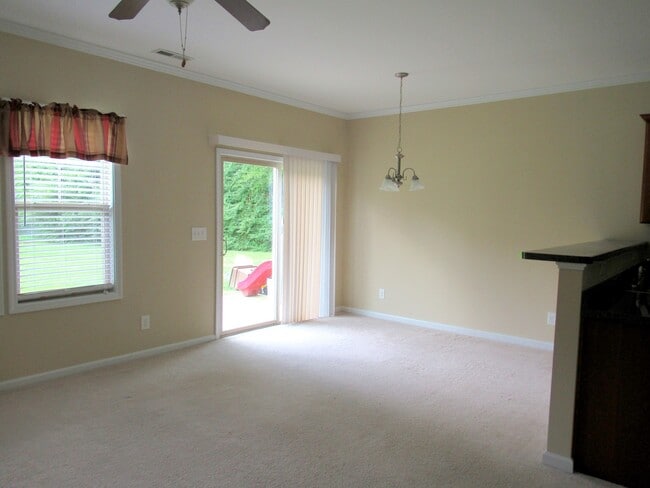 Building Photo - Three Bedroom Townhome in Richlands Close to Everything!!