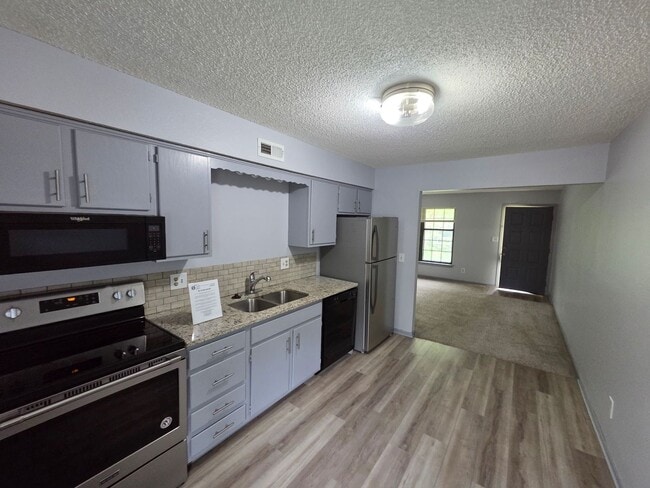 Building Photo - Updated 2 Bedroom / 1 Bathroom in Lee's Summit!!