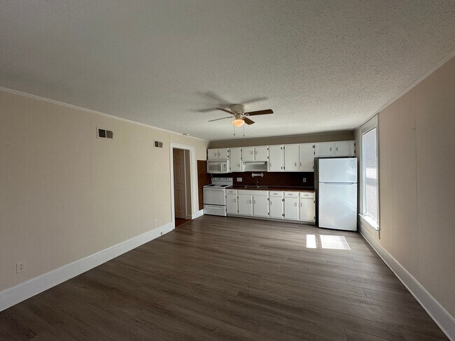 Building Photo - 319 W 2nd St