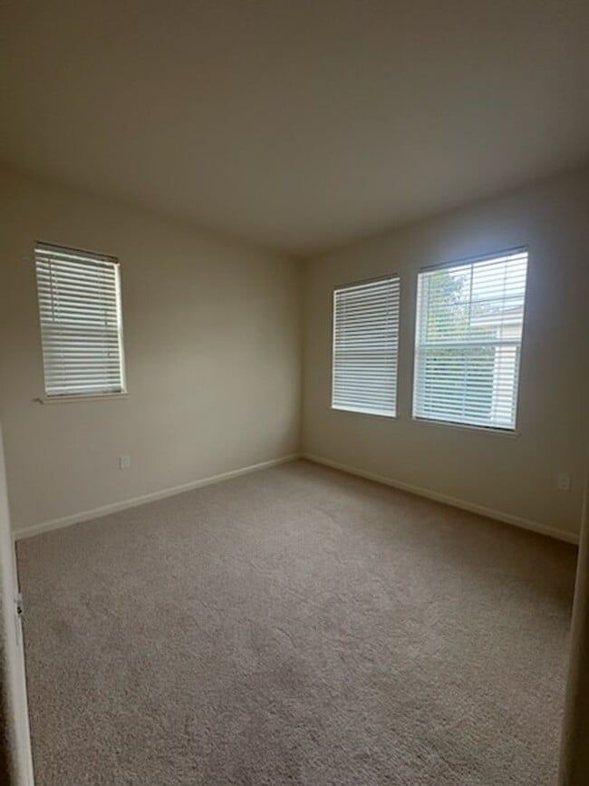 Building Photo - Beautiful Corner Unit in Marina Bay