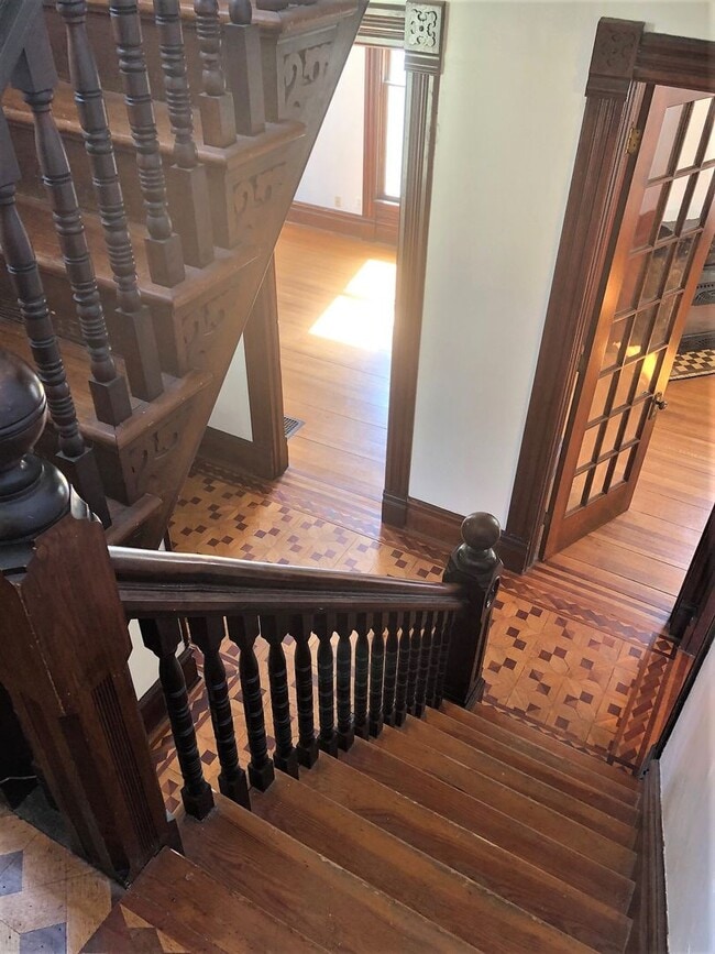 Building Photo - Historic Home 3-4 Bed, 2 Bath - MUST SEE!!
