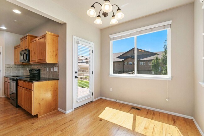 Building Photo - 3 Bedroom, 4 Bathroom, 2-Car Garage in Rig...