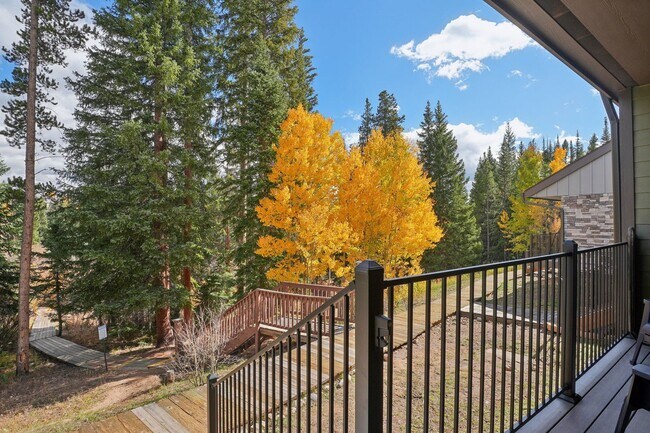 Building Photo - Serenity and Views with this 3 bedroom/3Bathroom Townhome in Buffalo Ridge