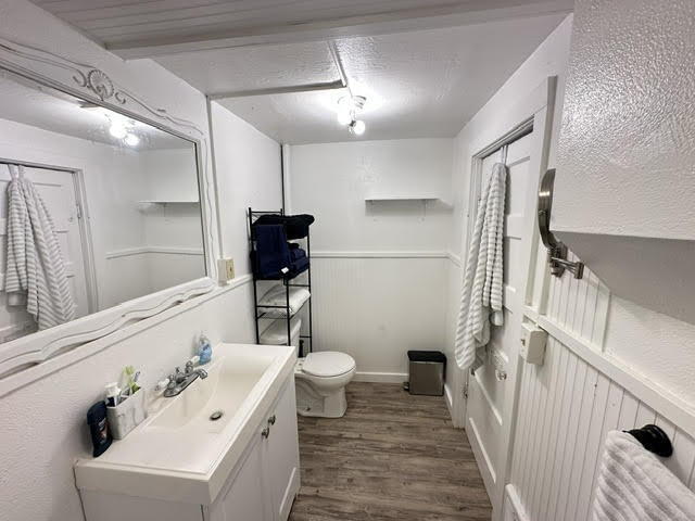 Building Photo - One Bedroom with tiled shower close to downtown, campus, and SEL - Available August 13