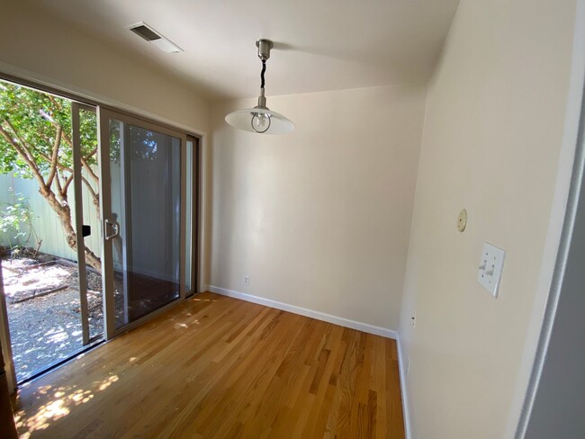 Building Photo - 1100 Island Dr