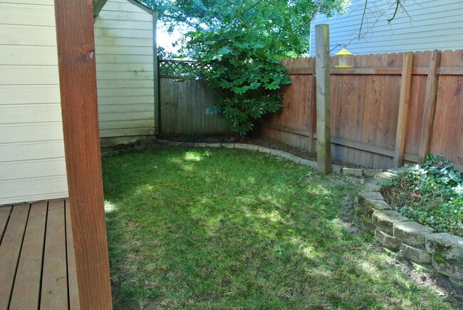 Building Photo - Roomy 2 bedroom 1.5 bathrooms