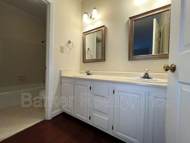 Building Photo - 1667 Village Glenn Dr