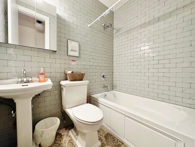 Building Photo - Private Bedroom in a 3 bedroom / 1 bathroo...