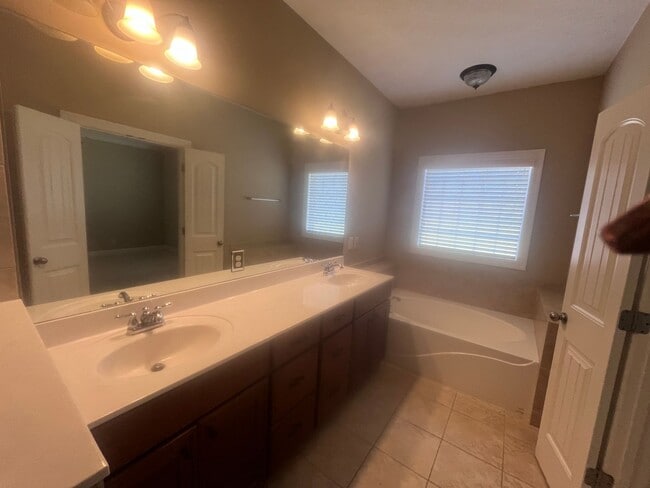 Building Photo - Great Location in Prattville