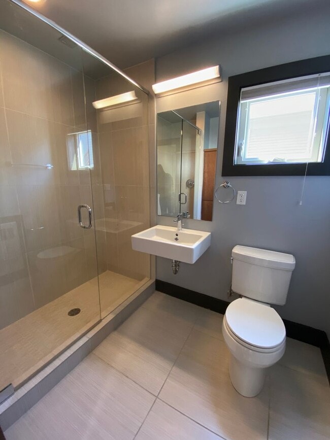 Building Photo - Stunning 2 Bed, 2 Bath Townhouse with Breathtaking Views! Steps away vibrant shops, restaurants, ...