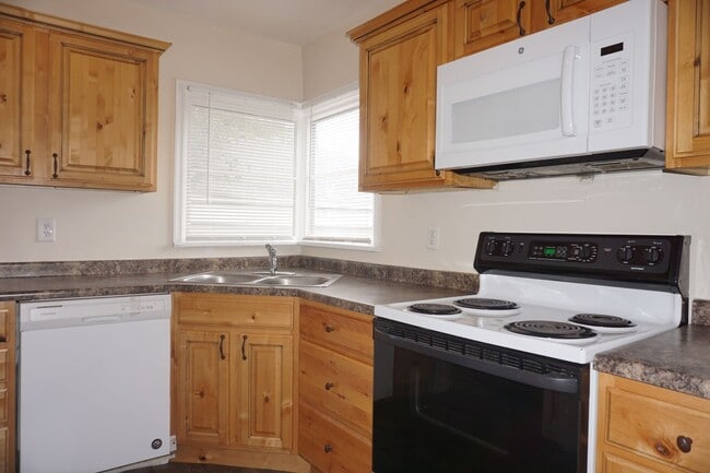 Building Photo - Upgraded 4 Bed 2 Bath Midvale Home