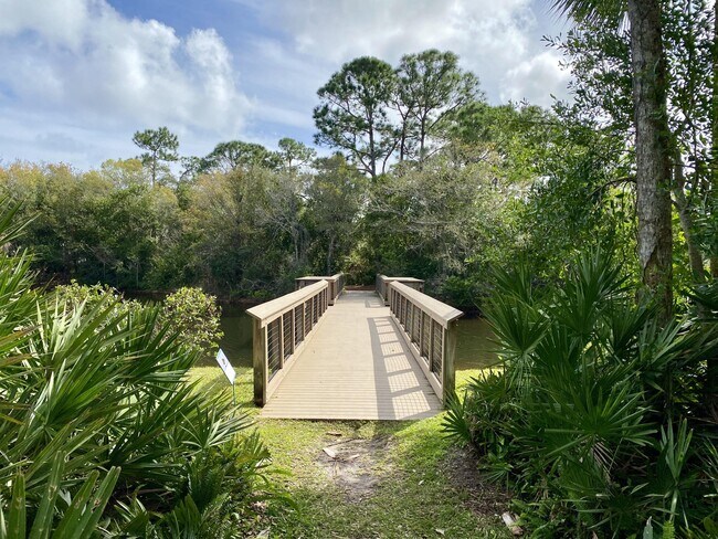Building Photo - 335 E Thatch Palm Cir