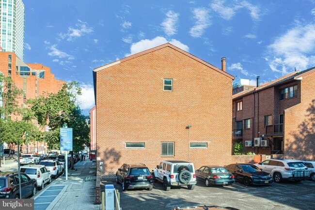 Building Photo - 906 Locust St