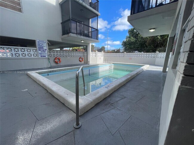 Building Photo - 13455 NE 10th Ave