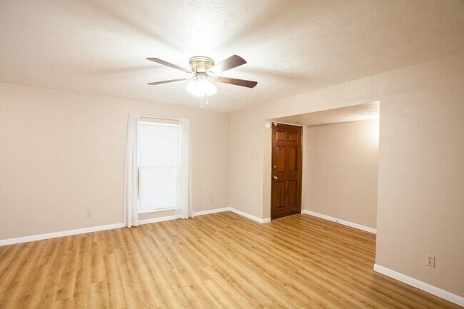 Building Photo - 921 Mossvine Dr