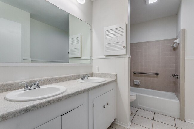 Building Photo - UPDATED 4-BEDROOM HOME IN SHEARER HILLS