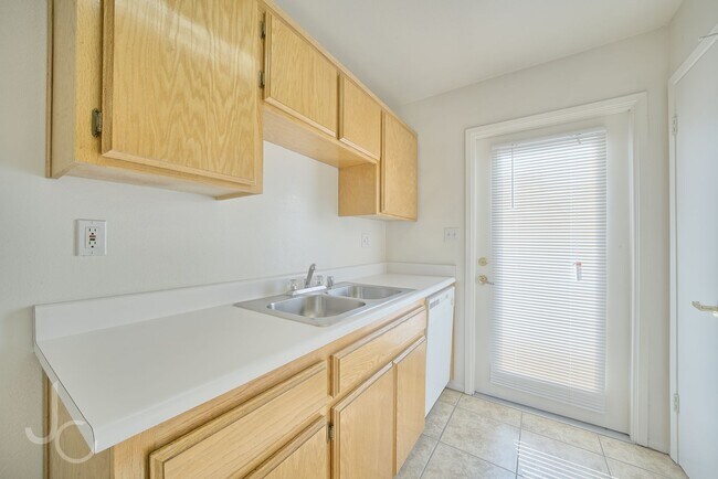 Building Photo - 8119