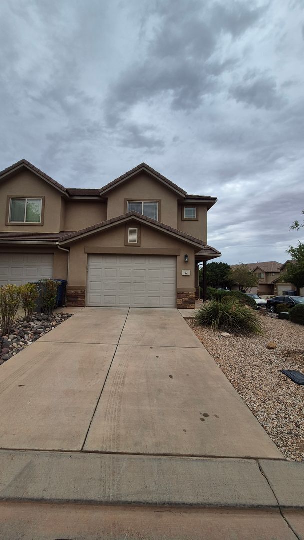 Building Photo - Remodeled 3 Bed / 2.5 Bath Townhome in Great Location