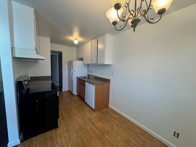 Building Photo - One Bedroom One Bath -Lesley Reilly Property