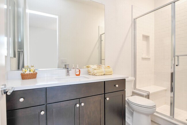 Building Photo - Waterfront Beauty