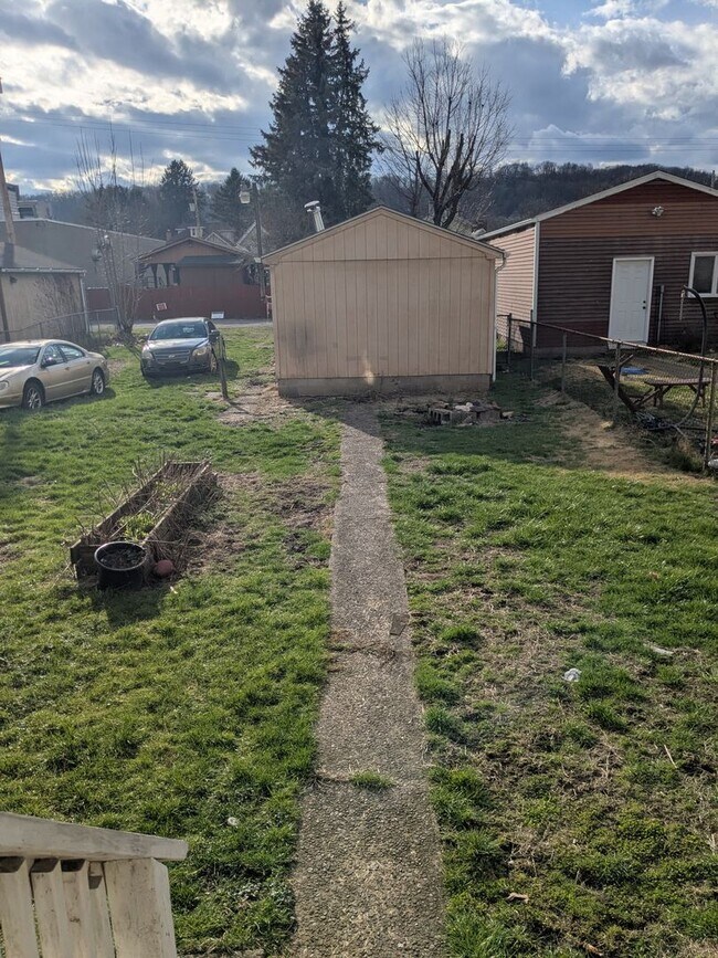 Building Photo - 2 bedroom, 1 bath Single Family House in Beaver Falls