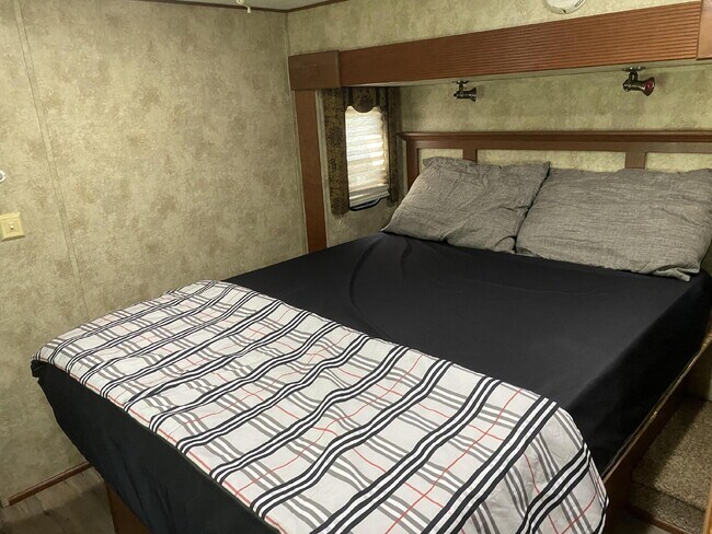 Building Photo - Cozy Retreat in St. Cloud: Your Next Serene Getaway Awaits!