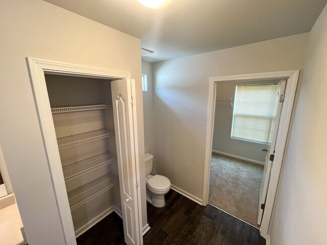 Building Photo - Beautiful 3 bedroom, 2 1/2 bathroom home i...