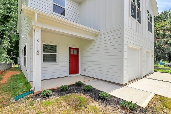 Building Photo - 911 Yellowstone Dr