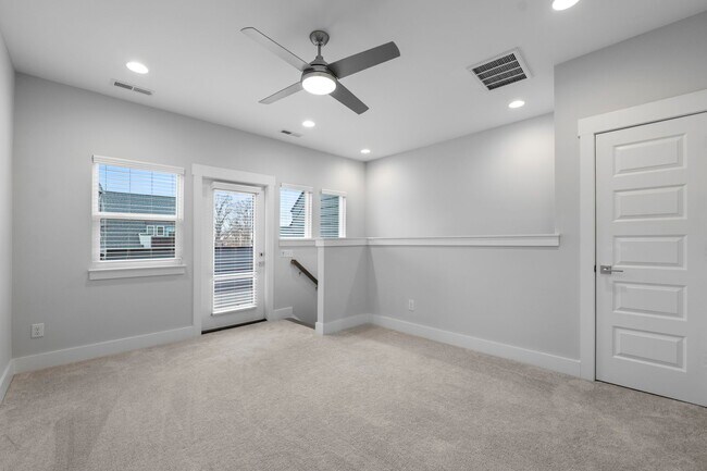 Building Photo - 644 W End Dr