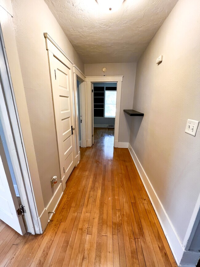 Building Photo - 820 10th Ave N