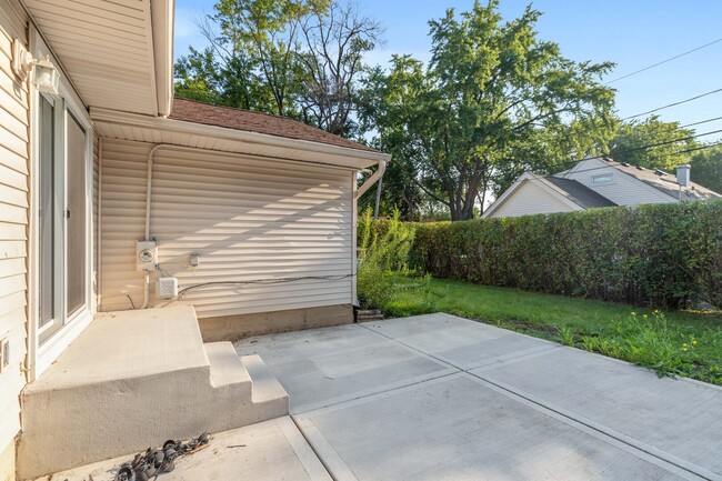 Building Photo - 697 Hickory Dr