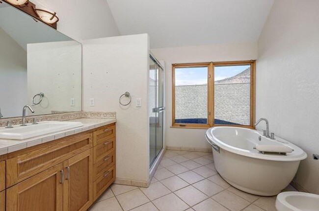 Building Photo - STUNNING 3000 sq ft HOME OFF HILLCREST RD